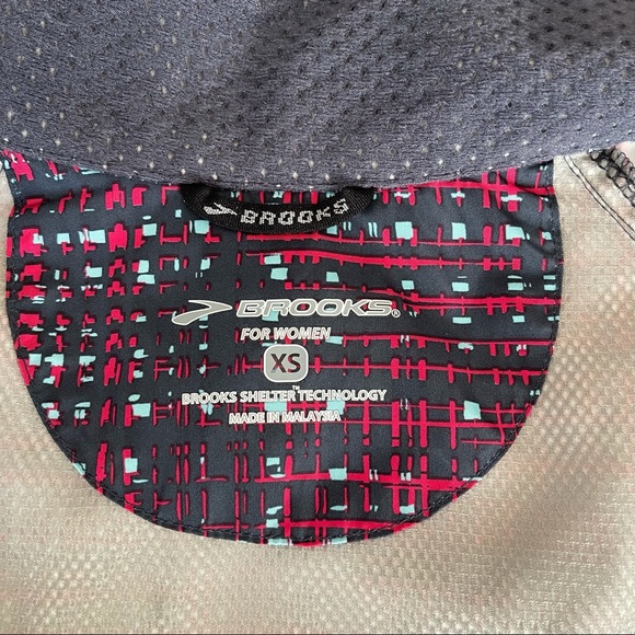 Brooks Running Shelter Technology Vest  XS - Picture 9 of 14